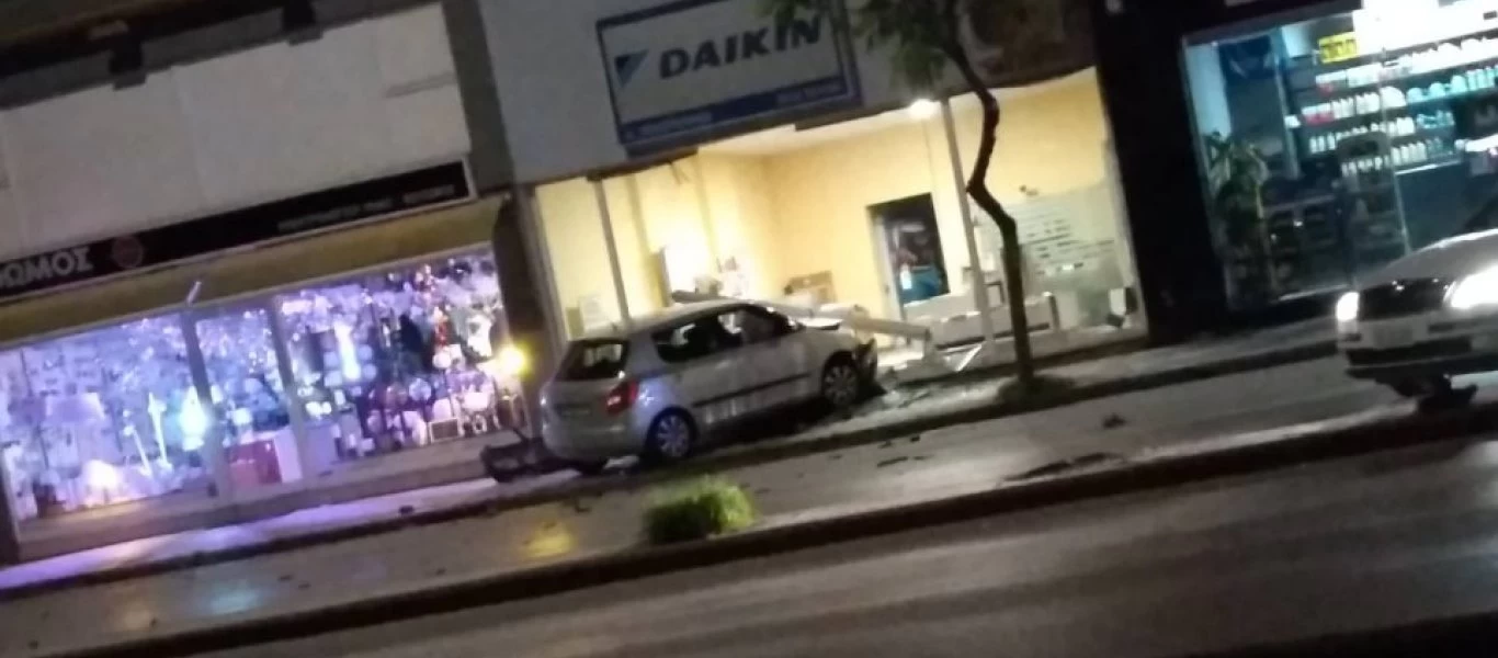 Λάρισα: Πέρασε με το αυτοκίνητό του από βιτρίνα καταστήματος (βίντεο)